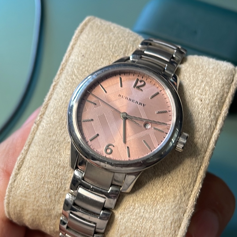 Women’s Burberry Watch pink dial - Picture 3 of 6
